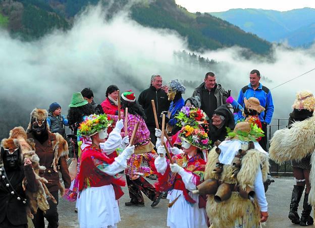 El baile de las koko-dantzak se ha convertido en una tradición antes de los carnavales.
/FÉLIX MORQUECHO