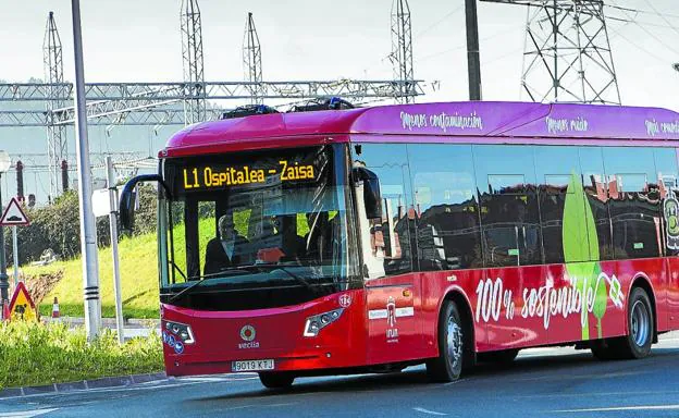 Cero emisiones. Cuatro nuevos autobuses eléctricos operan desde ayer la L-1 Zaisa-Hospital del transporte público urbano./F. DE LA HERA