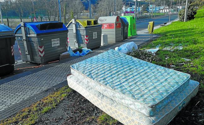 Basura y voluminosos fuera del contenedor