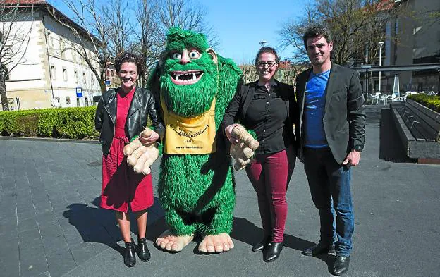 'Baxi'. Eunate Encinas, Mónica Martínez y Joxe Elgorriaga con la mascota de Irisarri Land. /  F. DE LA HERA