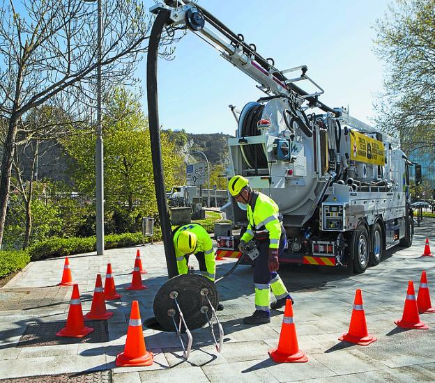 El nuevo camión trabajando en una arqueta de Behobia. /  F. DE LA HERA