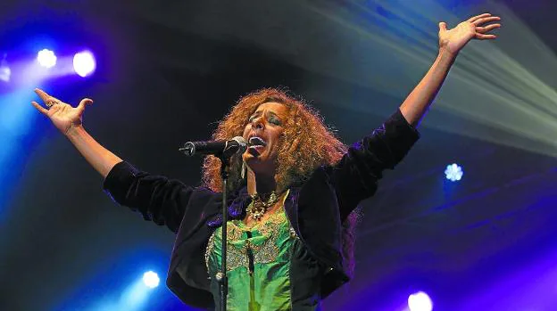 Rosario. La cantante madrileña durante una actuación en directo que ofreció en San Sebastián. / SARA SANTOS