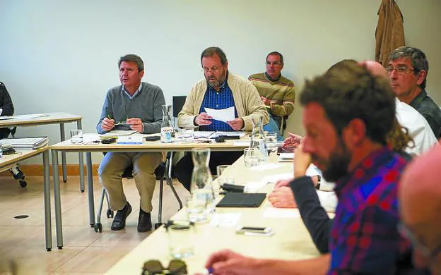 Repaso a 2018. Ortzi Alonso en primer plano y José Antonio Santano y Txomin Sagarzazu al fondo. /  F. DE LA HERA