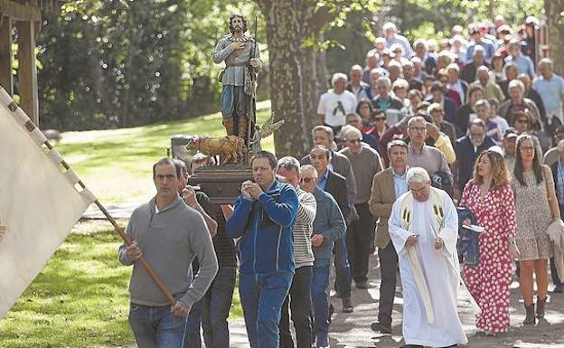 Los baserritarras portan la bandera y la imagen de San isidro Labrador, en la procesión celebrada ayer. / F. DE LA HERA