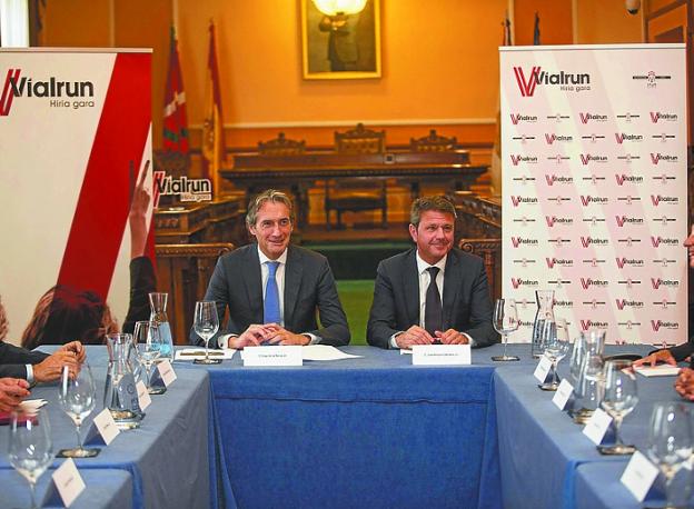 Arranque. El exministro De la Serna, junto al alcalde Santano./