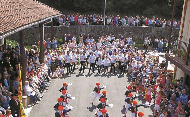 Los jóvenes dantzaris, con sus cortas espadas, renovaron la tradición bailando la ezpatadantza ante el santo./JUANTXO UNANUA