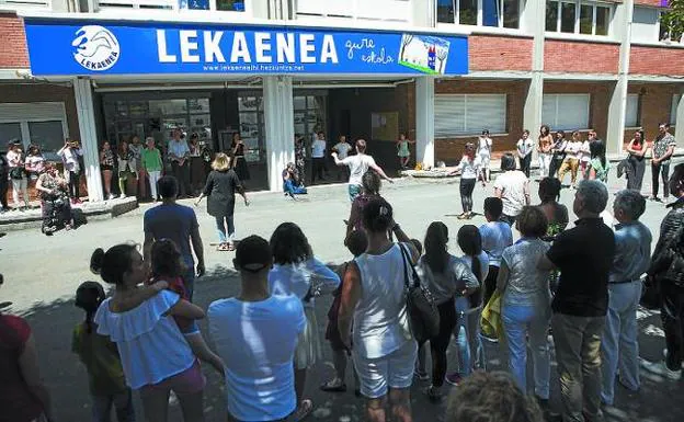Estreno. Los profesores bailan el aurresku, tras el descubrimiento del nuevo rótulo. / FOTOS F. DE LA HERA