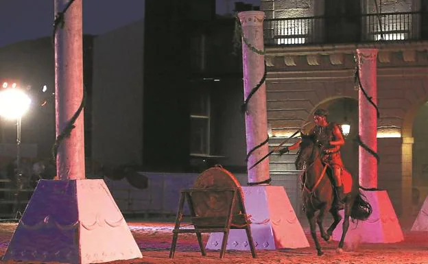 Anoche se celebró el primer espectáculo del circo romano en la plaza San Juan. / F. PORTU