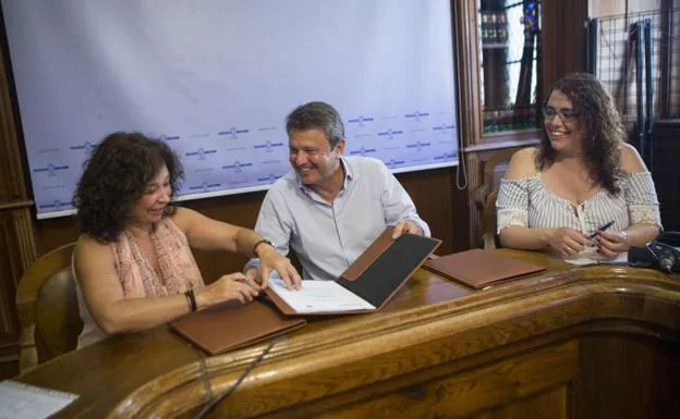 Acuerdo firmado. Ainhoa Arruabarrena (Kutxabank), José Antonio Santano y Mónica Martínez./F. DE LA HERA