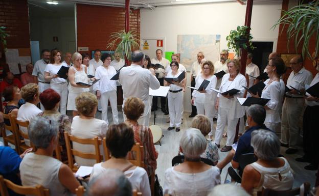 La actuación del Coro Ametsa fue el elemento central del día de Santiago en el Albergue, que cumplió ayer su primer año. / F. DE LA HERA
