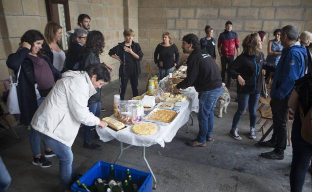Desayuno de la red de apoyo a migrantes de Irun este sábado. /DE LA HERA