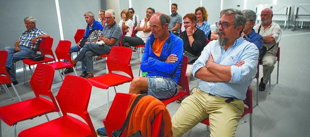 Espacio Palmera Montero. La Asociación Amigos de los Faros de Euskadi organizó la presentación del libro 'Faros Mar Cantábrico', de Félix González Muñiz. / FOTOS DE LA HERA