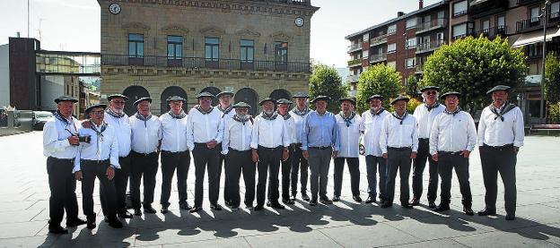 Chapelaundis. Algunos integrantes de la Asociación Cultural Chapelaundis del Bidasoa posaron frente al Ayuntamiento de Irun el pasado sábado. /  FOTOS DE LA HERA