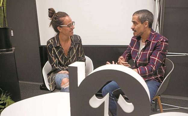 Nueva temporada. Juncal Eizaguirre y David RL en la sala del CBA donde se impartirá el taller./F. DE LA HERA