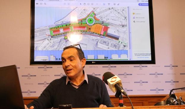 Páez, con los planos de la operación de Lastaola detrás./F. PORTU