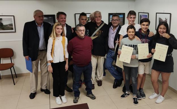 Ganadores de los concursos de Jacobi con el alcalde, José Antonio Santano, y los organizadores./