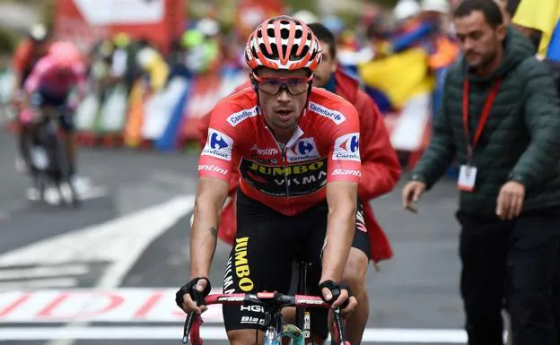 Roglic, con el maillot rojo durante la Vuelta a España de este año. /EFE