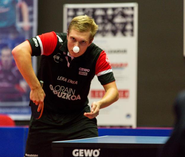 El sueco Hampus Soderlund se dispone a sacar. /