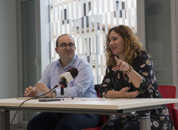 Lluvia fina. Ion Gambra y Cristina Laborda defendieron que la labor de sensibilización de las instituciones debe ser constante.
/F. DE LA HERA