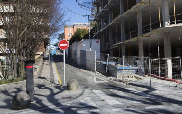 Nueva sección. La calle Zuberoa perderá una línea de aparcamiento y ampliará ambas aceras. / F. DE LA HERA