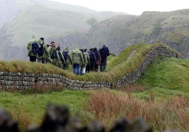 Defensa. Un grupo de excursionistas caminando a lo largo del Muro de Adriano./AP