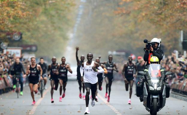 La Federación internacional prohíbe las zapatillas con las que Kipchoge  obtuvo el récord | El Diario Vasco