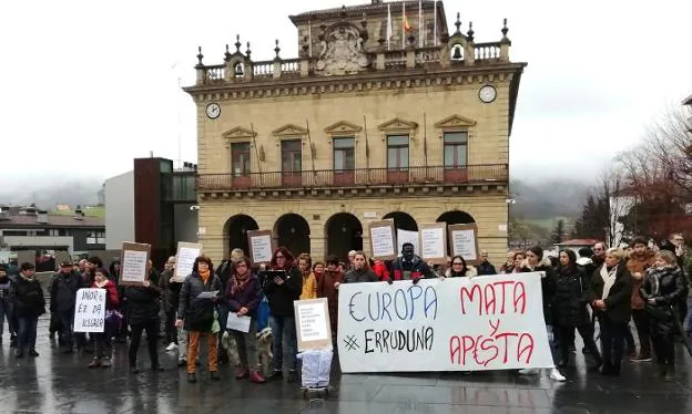 Concentración celebrada ayer en la plaza de San Juan para denunciar las políticas migratorias de la UE. /