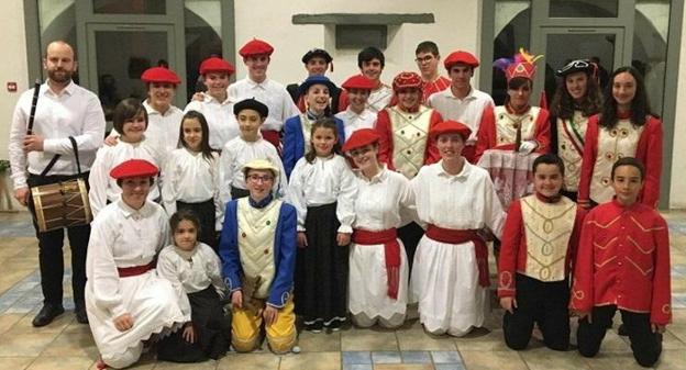 Los componentes de la expedición del grupo de danzas de Elgoibar, junto a los jóvenes de la localidad zuberotarra. / HARITZ EDT