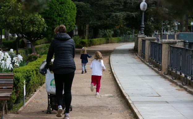 Italia permite a los niños dar un paseo acompañados de un ...