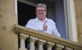 Aitor Amilibia, aislado en el María Cristina, posa en la ventana de su habitación./