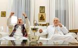 Jonathan Pryce, como el Papa Francisco, y Anthony Hopkins, como Benedicto XVI, en 'Los dos papas'./