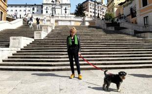 Mercedes Milá, con su perro Scott, durante la grabación en Roma./R.C.
