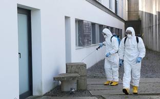 Bomberos realizan labores de desinfección en una residencia./LUSA