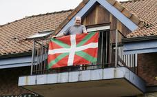 Andoni Ortuzar colgó ayer la ikurriña por el Aberri Eguna en el balcón de su casa en Sanfuentes./PEDRO URRESTI