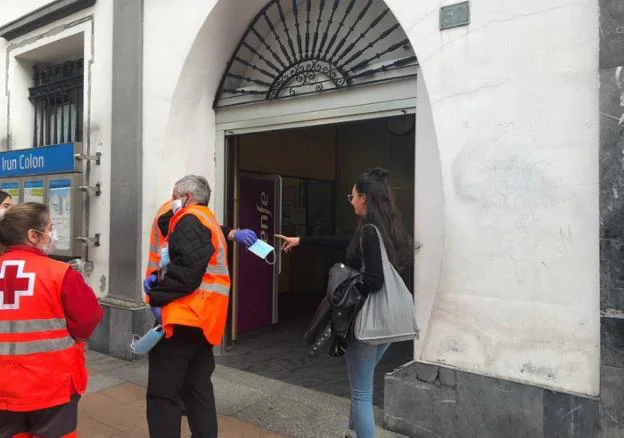 Reparto de mascarillas, ayer en la estación del Topo de Colón. / F. DE LA HERA