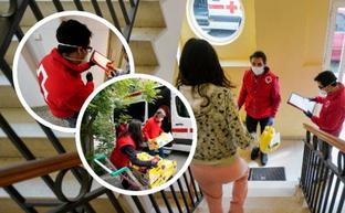 Yolanda desciende por las escaleras de su casa para recoger la comida./LOBO ALTUNA