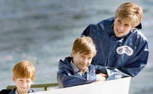 Lady Di, con sus hijos Enrique y Guillermo en las cataratas del Niágara en 1991./Hans Dderyk (AP)