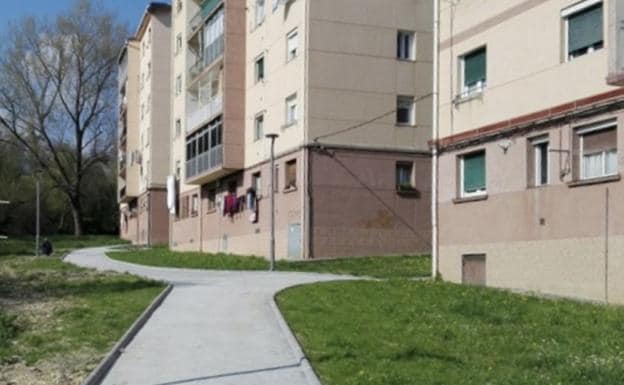 Las viviendas de calle Diana tienen ahora un nuevo acceso a los portales exento de escaleras. / F. DE LA HERA