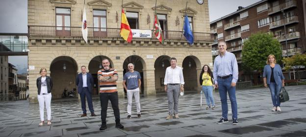 El alcalde, José Antonio Santano, con los hosteleros y comerciantes que dieron a conocer ayer la nueva iniciativa de apoyo al sector. / F. DE LA HERA