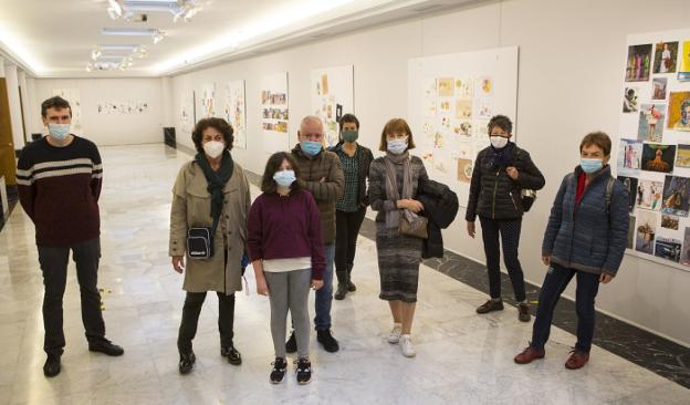 Alumnos de la academia, con el profesor Xabier Arribas, en la exposición instalada en el Amaia. / F. DE LA HERA