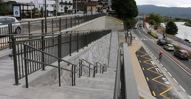 Desde ayer por la tarde, los peatones pueden volver a usar la conexión entre la parte superior y la inferior junto al cruce de Arenas Carrillo. / F. PORTU