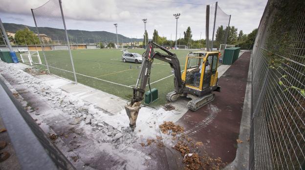 Desde esta semana las máquinas trabajan ya en la renovación del campo de fútbol de Ugalde Ventas. / FOTOS F. DE LA HERA