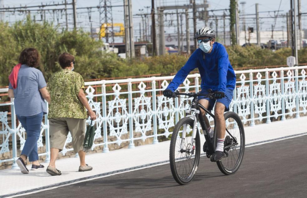 Bicicletas y peatones conviven en el nuevo puente Avenida./