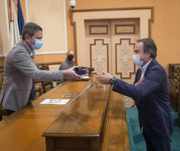 Iñigo Manrique recibe la venera de manos del alcalde. / F. DE LA HERA