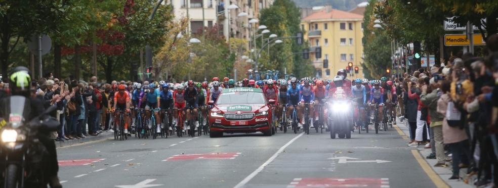 El pelotón de la Vuelta a España recorrió algunas calles emblemáticas de Irun, como el paseo Colón. / FOTOS: F. DE LA HERA