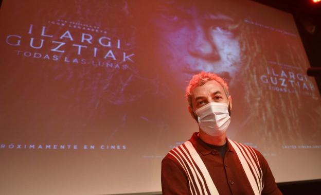 Igor Legarreta confía en finalizar 'Ilargi guztiak' para el nuevo año 1 Igor Legarreta, con el cartel de 'Ilargi gustiak / Todas las lunas'. / I. ROYO