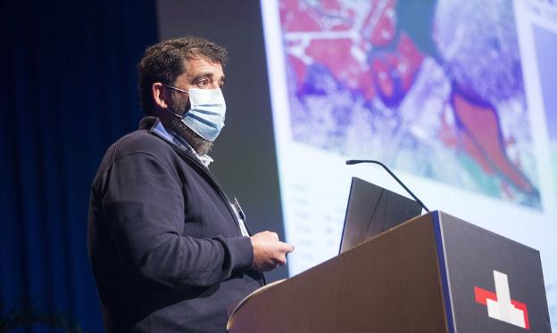 Manuel González, de Azti, muestra el riesgo de inundabilidad mareal de la comarca en 2050. / F. DE LA HERA