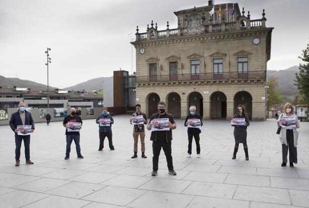 Hosteleros iruneses anunciaron la concentración convocada para hoy en la plaza de San Juan. / F. DE LA HERA