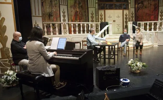 Cantantes, pianista y director de escena, en un momento del ensayo de la opereta 'El murciélago', celebrado ayer en el Amaia. / F. DE LA HERA