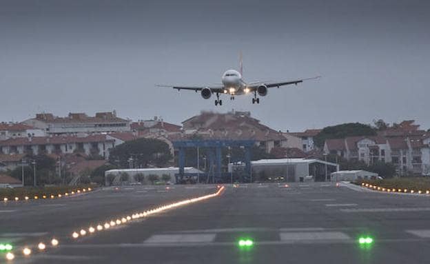 Un avión aterriza en la pista de Hondarribia. /F. de la Hera